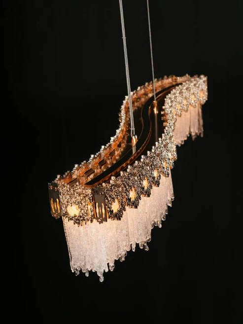Gilded Stream – 120W Linear LED Chandelier with Artisanal Glass